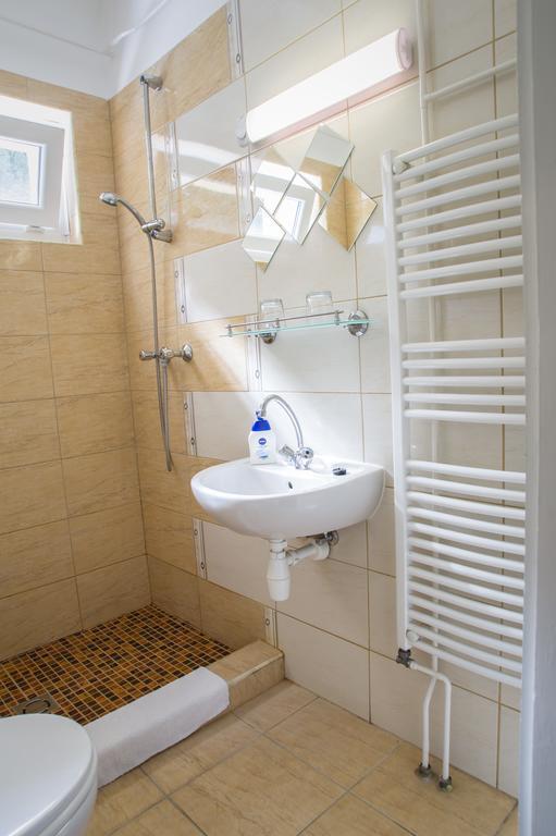 Ambrozia Szallashely Es Etterem Guest house *