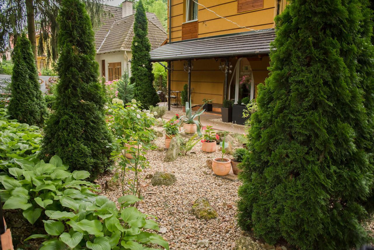 Ambrozia Szallashely Es Etterem Guest house *